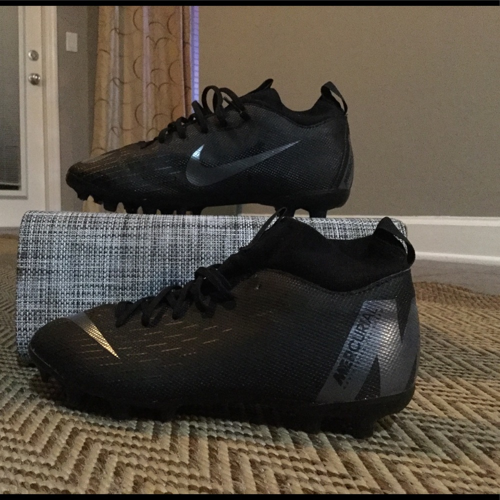 Nike Boys soccer cleats size 6Y